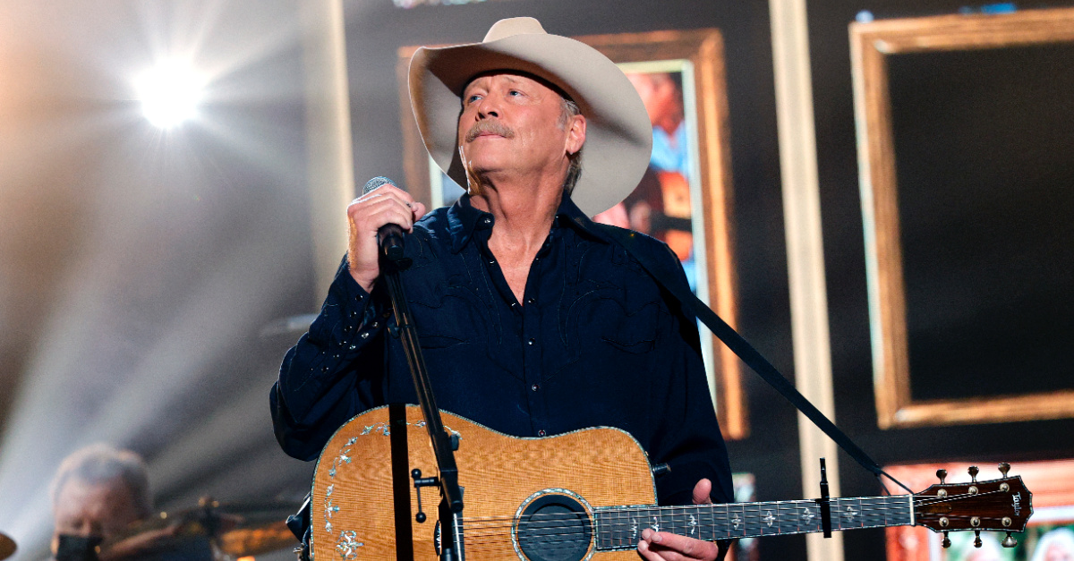Alan Jackson Sings 'Where Her Heart Has Always Been' at Loretta Lynn  Tribute - Video